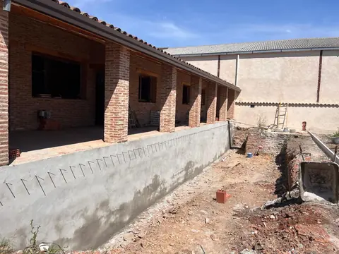 Porche de ladrillo y muro levantados